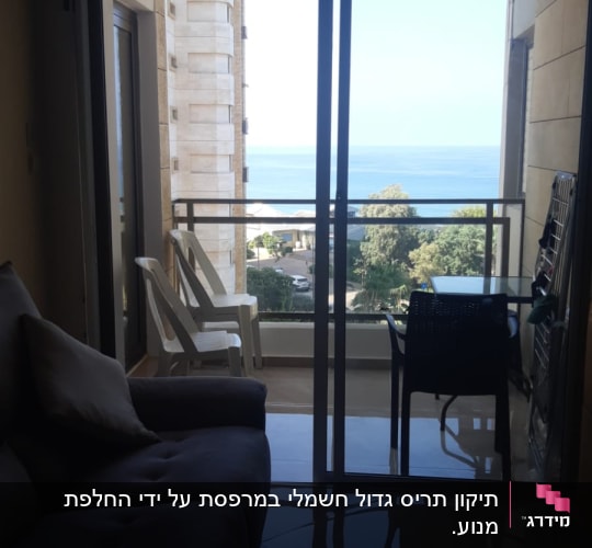 מרפסת עם דלתות זכוכית נפתחות לנוף ים